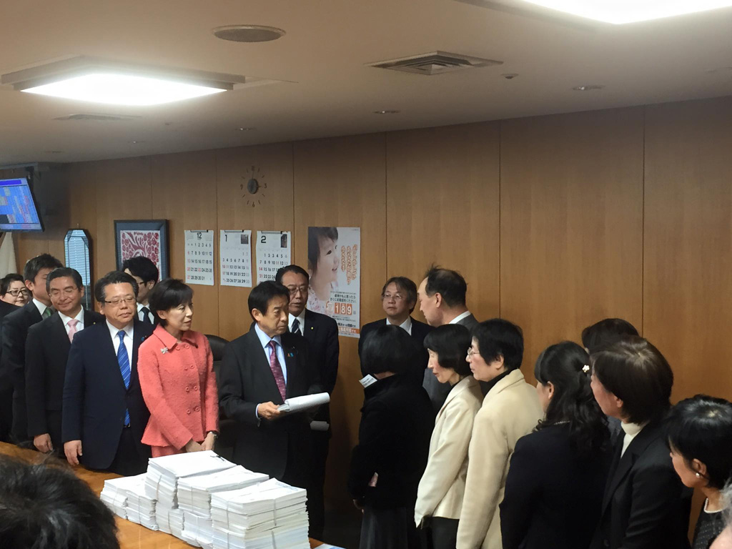 平成27年12月24日に署名簿(17万3052筆)を塩崎厚労大臣に提出いたしました
